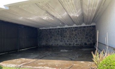 CASA EN FRACCIONAMIENTO EN UN NIVEL, 3 RECAMARAS Y BUNGALOW EN CUERNAVACA, MORELOS.