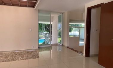 CASA EN FRACCIONAMIENTO EN UN NIVEL, 3 RECAMARAS Y BUNGALOW EN CUERNAVACA, MORELOS.
