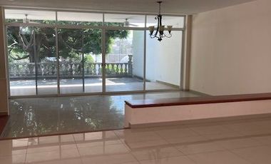 CASA EN FRACCIONAMIENTO EN UN NIVEL, 3 RECAMARAS Y BUNGALOW EN CUERNAVACA, MORELOS.
