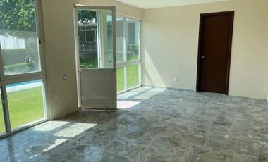 CASA EN FRACCIONAMIENTO EN UN NIVEL, 3 RECAMARAS Y BUNGALOW EN CUERNAVACA, MORELOS.