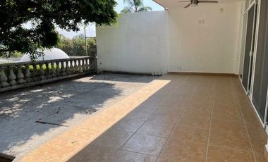 CASA EN FRACCIONAMIENTO EN UN NIVEL, 3 RECAMARAS Y BUNGALOW EN CUERNAVACA, MORELOS.