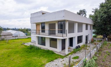 PROPIEDAD EN VENTA - 859MTS - LATACUNGA
