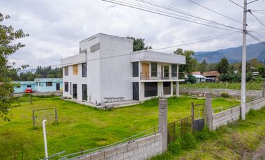 PROPIEDAD EN VENTA - 859MTS - LATACUNGA