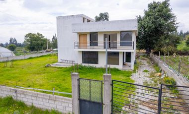 PROPIEDAD EN VENTA - 859MTS - LATACUNGA