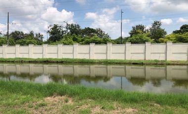 VENTA 593.88 m2 AIRES DEL BATAN, Vía a Samborondón , km9, frente 18 m, con vista posterior al Canal de agua