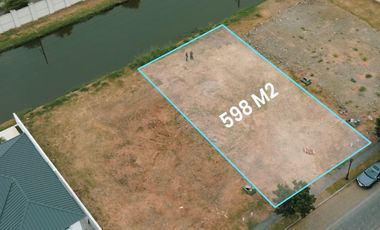 VENTA 593.88 m2 AIRES DEL BATAN, Vía a Samborondón , km9, frente 18 m, con vista posterior al Canal de agua