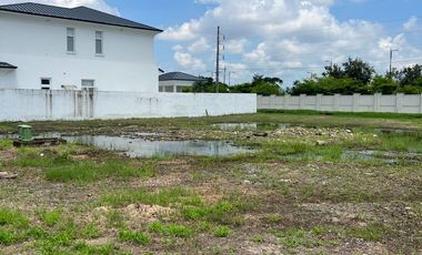 VENTA 593.88 m2 AIRES DEL BATAN, Vía a Samborondón , km9, frente 18 m, con vista posterior al Canal de agua
