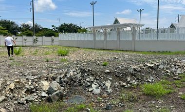 VENTA 593.88 m2 AIRES DEL BATAN, Vía a Samborondón , km9, frente 18 m, con vista posterior al Canal de agua