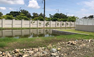 VENTA 593.88 m2 AIRES DEL BATAN, Vía a Samborondón , km9, frente 18 m, con vista posterior al Canal de agua