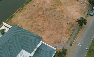 VENTA 593.88 m2 AIRES DEL BATAN, Vía a Samborondón , km9, frente 18 m, con vista posterior al Canal de agua