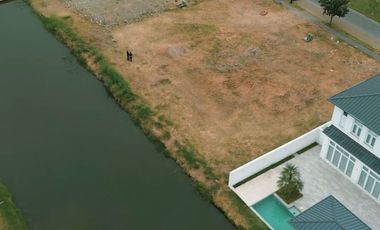 VENTA 593.88 m2 AIRES DEL BATAN, Vía a Samborondón , km9, frente 18 m, con vista posterior al Canal de agua