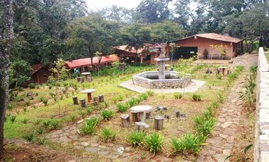 Casa de una en fraccionamiento privado a 30 minutos de Morelia, 2 recámaras, 1 baño, amplio jardín