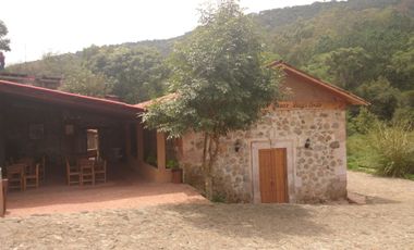 Casa de una en fraccionamiento privado a 30 minutos de Morelia, 2 recámaras, 1 baño, amplio jardín