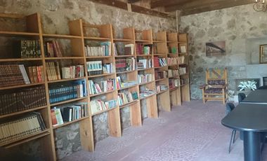 Casa de una en fraccionamiento privado a 30 minutos de Morelia, 2 recámaras, 1 baño, amplio jardín