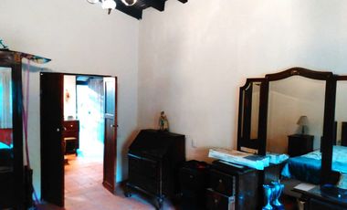 Casa de una en fraccionamiento privado a 30 minutos de Morelia, 2 recámaras, 1 baño, amplio jardín