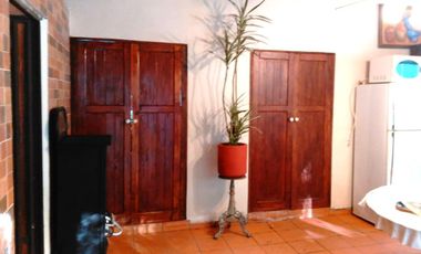 Casa de una en fraccionamiento privado a 30 minutos de Morelia, 2 recámaras, 1 baño, amplio jardín