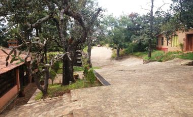 Casa de una en fraccionamiento privado a 30 minutos de Morelia, 2 recámaras, 1 baño, amplio jardín