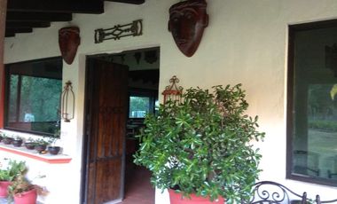 Casa de una en fraccionamiento privado a 30 minutos de Morelia, 2 recámaras, 1 baño, amplio jardín