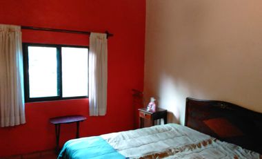 Casa de una en fraccionamiento privado a 30 minutos de Morelia, 2 recámaras, 1 baño, amplio jardín