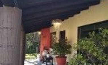 Casa de una en fraccionamiento privado a 30 minutos de Morelia, 2 recámaras, 1 baño, amplio jardín