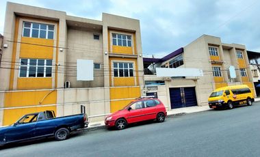 Venta edificacion comercial Norte de Guayaquil, varios ambientes, salon,patios.