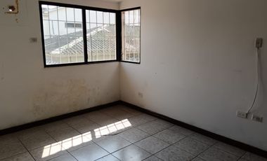 Casa rentera de venta en Álamos Norte, conjunto cerrado, 4 parqueos.