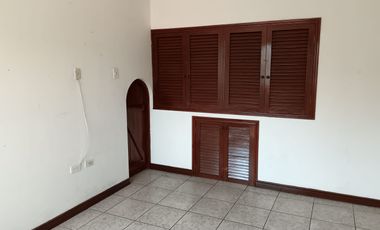 Casa rentera de venta en Álamos Norte, conjunto cerrado, 4 parqueos.