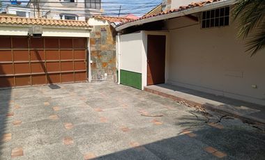 Casa rentera de venta en Álamos Norte, conjunto cerrado, 4 parqueos.
