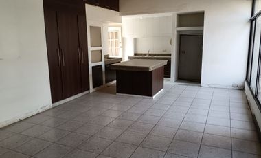 Casa rentera de venta en Álamos Norte, conjunto cerrado, 4 parqueos.