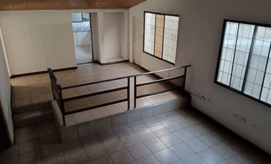 Casa rentera de venta en Álamos Norte, conjunto cerrado, 4 parqueos.