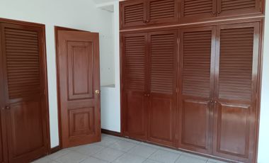 Casa rentera de venta en Álamos Norte, conjunto cerrado, 4 parqueos.