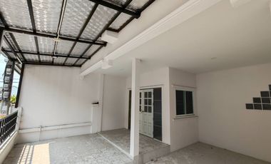 Fully Renovated ! ! !  2-Story Townhouse for Sale – Baan Fah Rangsit, Khlong 4 Land Size: 24 sq.w. | Usable Area: 120 sq.m. Ready to move in! Surround