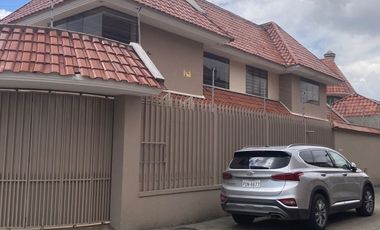 Casa de 5 dormitorios en venta entre la Av. Loja y Av. Remigio Crespo