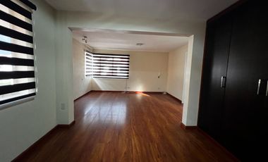 Casa de 5 dormitorios en venta entre la Av. Loja y Av. Remigio Crespo
