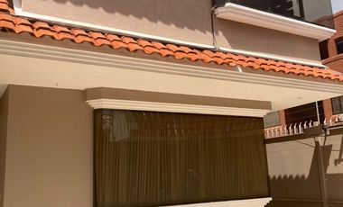 Casa de 5 dormitorios en venta entre la Av. Loja y Av. Remigio Crespo