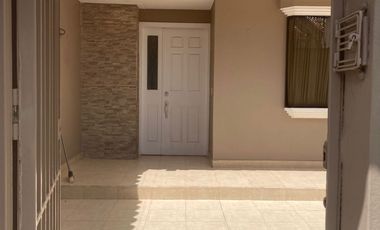 Casa de 5 dormitorios en venta entre la Av. Loja y Av. Remigio Crespo
