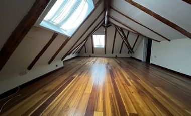 Casa de 5 dormitorios en venta entre la Av. Loja y Av. Remigio Crespo