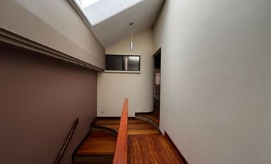 Casa de 5 dormitorios en venta entre la Av. Loja y Av. Remigio Crespo