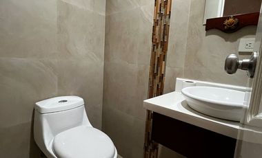 Casa de 5 dormitorios en venta entre la Av. Loja y Av. Remigio Crespo