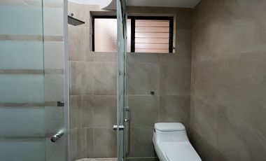 Casa de 5 dormitorios en venta entre la Av. Loja y Av. Remigio Crespo
