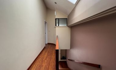 Casa de 5 dormitorios en venta entre la Av. Loja y Av. Remigio Crespo