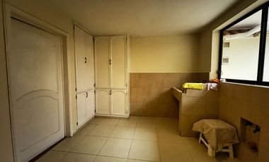 Casa de 5 dormitorios en venta entre la Av. Loja y Av. Remigio Crespo