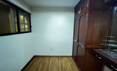 Casa de 5 dormitorios en venta entre la Av. Loja y Av. Remigio Crespo