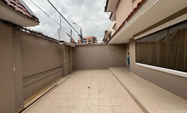 Casa de 5 dormitorios en venta entre la Av. Loja y Av. Remigio Crespo