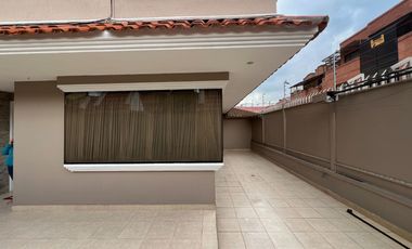 Casa de 5 dormitorios en venta entre la Av. Loja y Av. Remigio Crespo