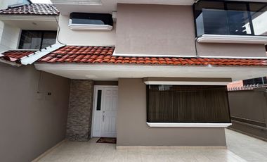 Casa de 5 dormitorios en venta entre la Av. Loja y Av. Remigio Crespo