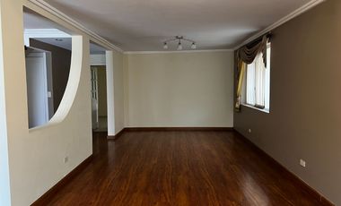 Casa de 5 dormitorios en venta entre la Av. Loja y Av. Remigio Crespo