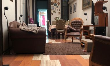 Se arrienda esta amplia casa remodelada ubicada en la calle Lord Cochrane con Av Matta Sur, ideal uso familiar o comercial.