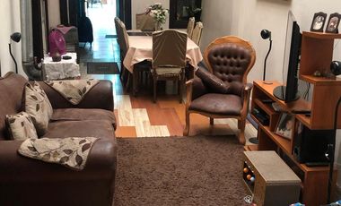 Se arrienda esta amplia casa remodelada ubicada en la calle Lord Cochrane con Av Matta Sur, ideal uso familiar o comercial.