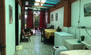 Se arrienda esta amplia casa remodelada ubicada en la calle Lord Cochrane con Av Matta Sur, ideal uso familiar o comercial.